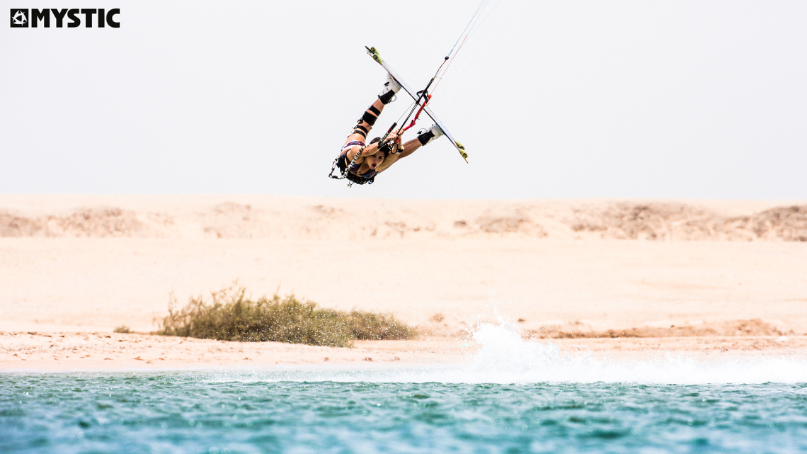 Bruna Kajiya with a raily - kitesurfing