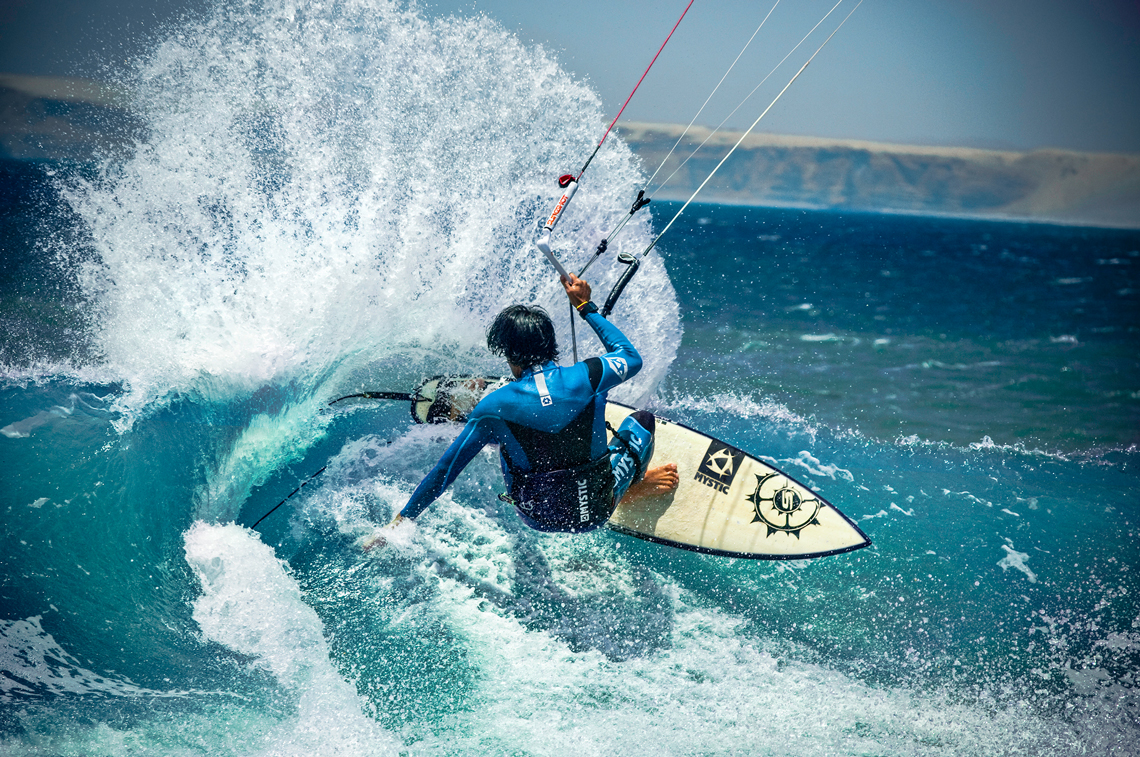 Mauricio Abreu shredding a wave