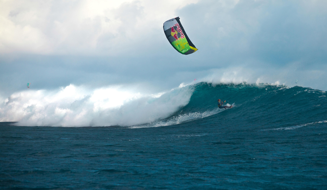 Airton Cozzolino loading up on a wave