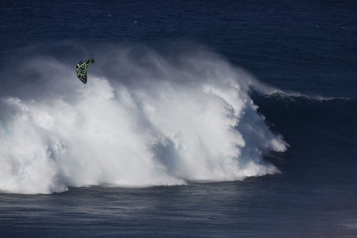 Niccolo Porcella in the grinder on a huge day at Jaws with his Wainman Hawaii Rabbit kite