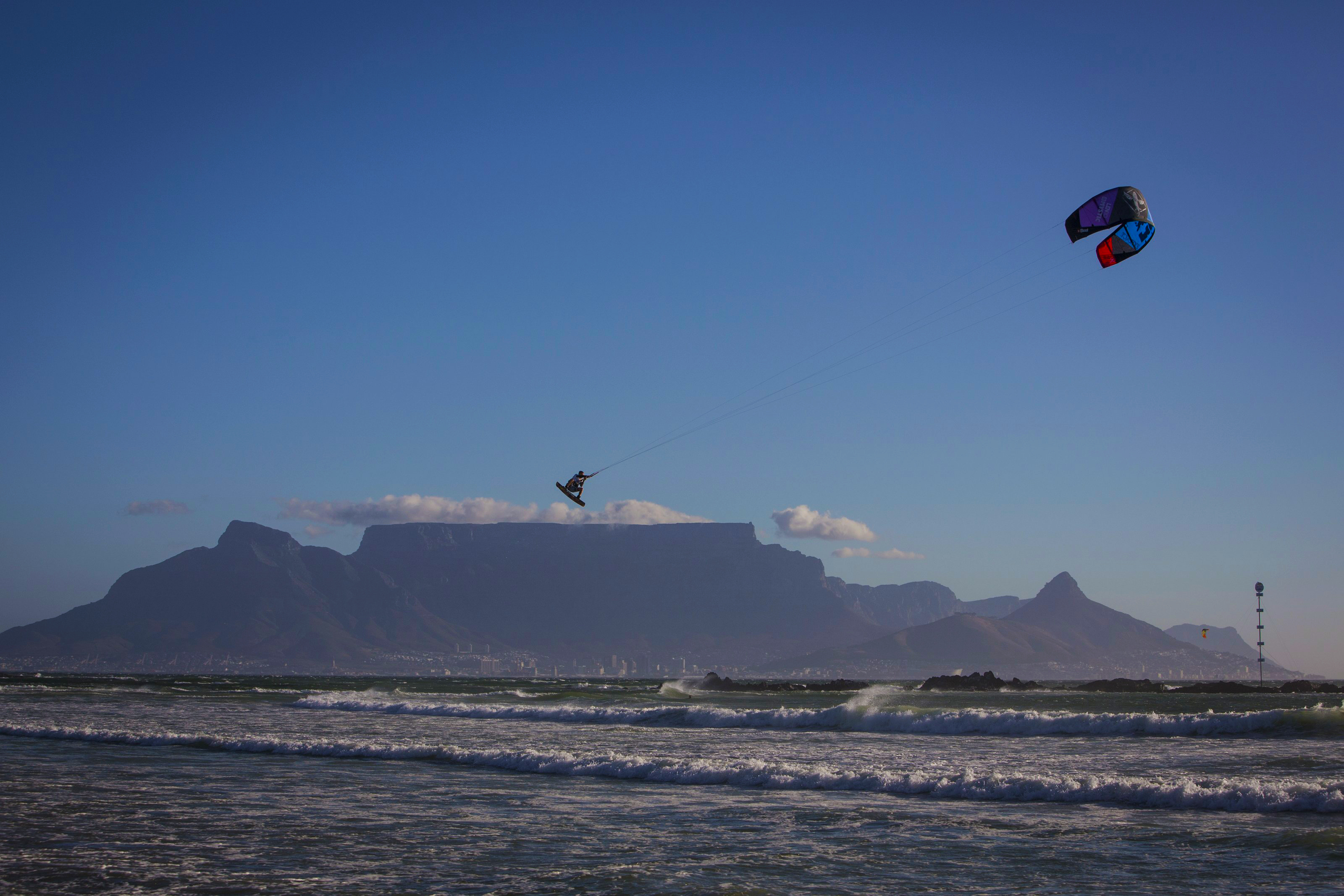 kitesurf wallpaper image - Ruben Lenten megaloop at the Red Bull King of the Air on the Best Extract kite - flying above table mountain    - in resolution: Original 3200 X 2133