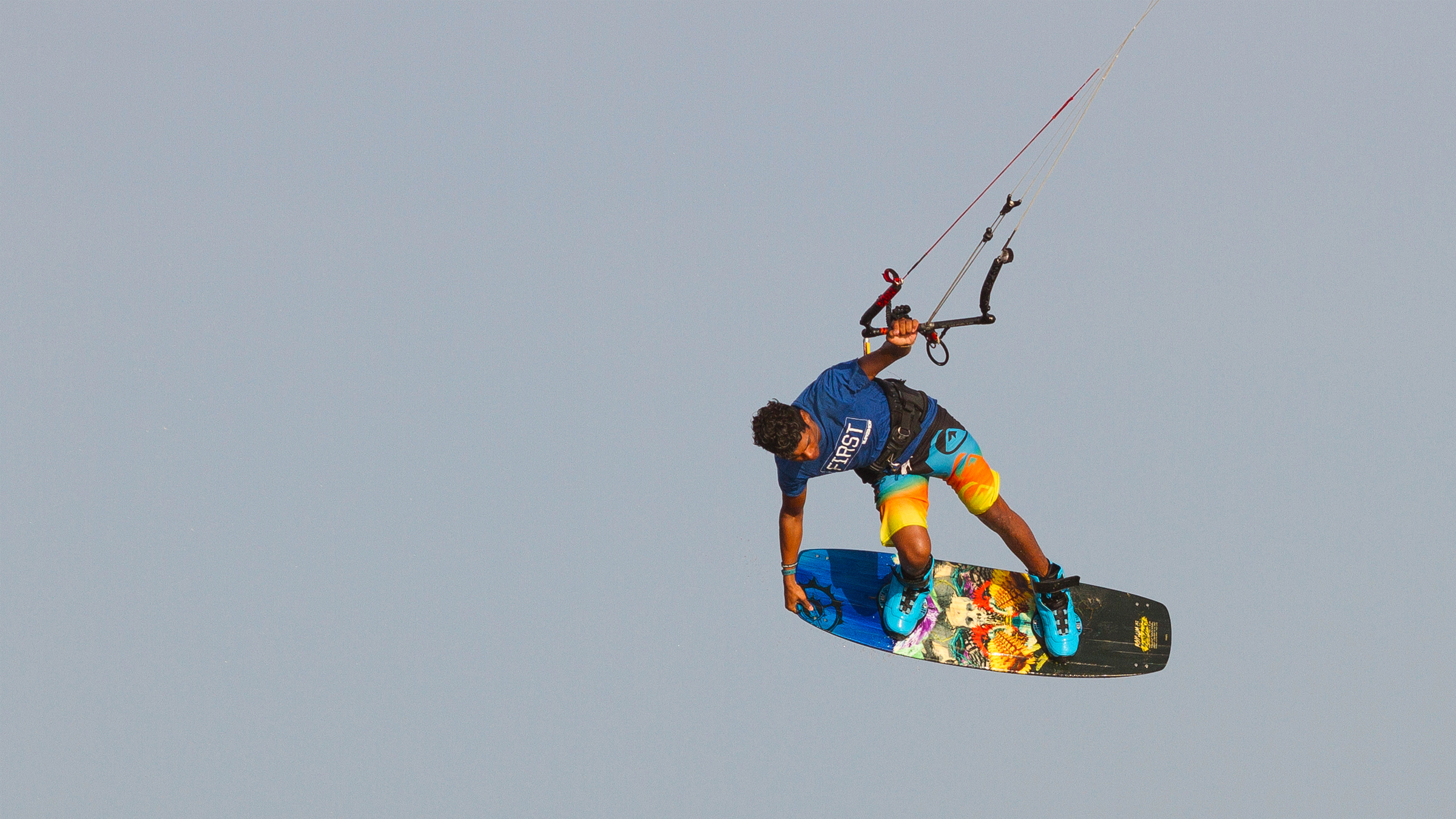kitesurf wallpaper image - Victor Hays with a tail grab over a Brazilian buggy - Slingshot kiteboarding - in resolution: High Definition - HD 16:9 2400 X 1350