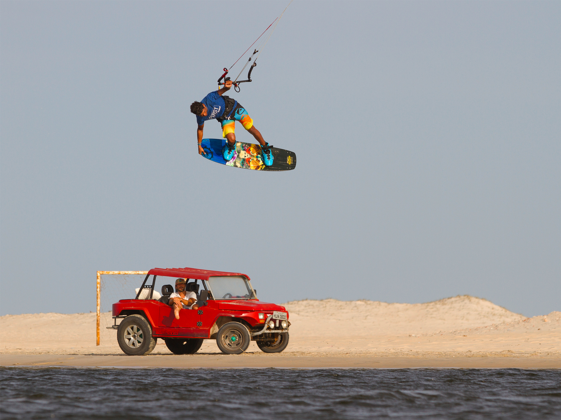 kitesurf wallpaper image - Victor Hays with a tail grab over a Brazilian buggy - Slingshot kiteboarding - in resolution: Standard 4:3 1920 X 1440