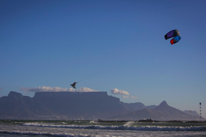 Ruben Lenten megaloop at the Red Bull King of the Air on the Best Extract kite - flying above table mountain   