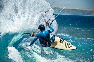 Mauricio Abreu shredding a wave